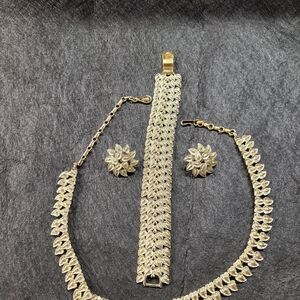 Vintage coro silver tone leaf design braclet,necklace, and clip on earrings